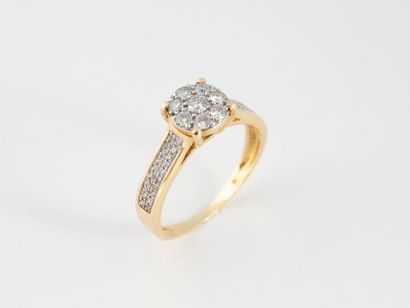Petite bague en or jaune (750) ornée d'un...