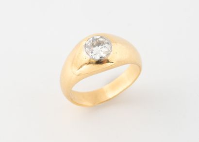 Bague jonc en or jaune (750) et platine ornée...