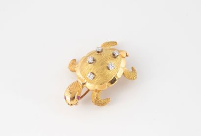 Petite broche tortue en or jaune (750) à...
