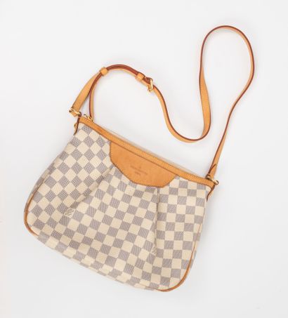 Louis VUITTON Paris
Messenger bag in azure...