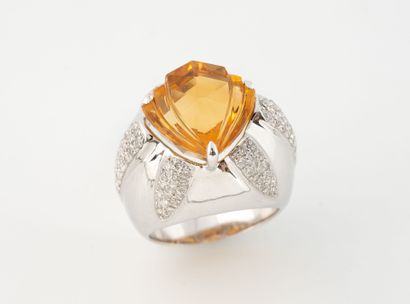 Importante bague cocktail en or gris (750)...