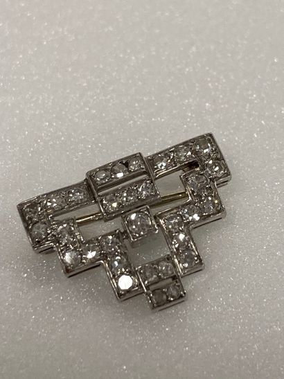 Petite broche en platine (950) en lambrequin...