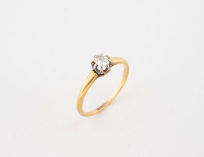 Bague solitaire en or jaune (750) et platine...