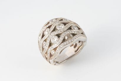 Bague bandeau légèrement bombée en or gris...