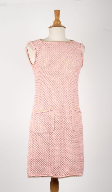 CHANEL 
Robe en maille rose sans manche à...