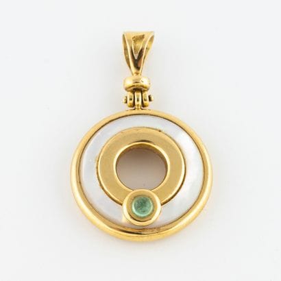 Pendentif en or jaune (750) formé d'un anneau...