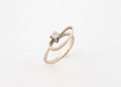 Bague en or gris (750) de forme libre ornée...