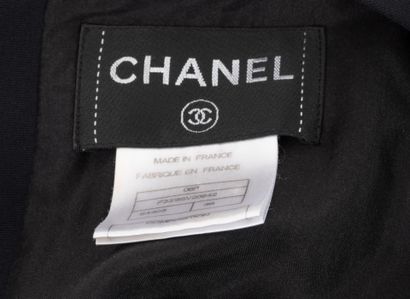 CHANEL 
Robe en soie noire sans manche avec...
