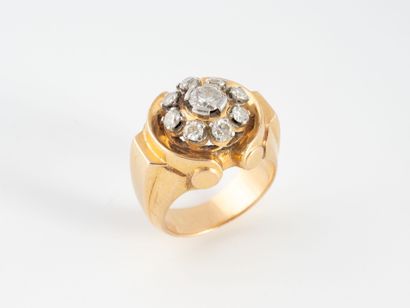 Bague chevalière en or jaune (750) ornée...