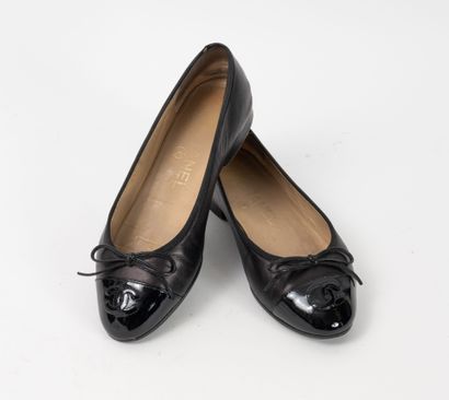 CHANEL 
Ballerines en cuir verni noir et...