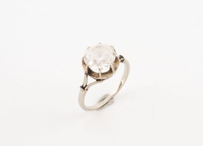 Bague solitaire en or gris (750) orné d'un...