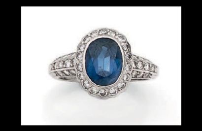 Jolie bague en platine (850) centrée d'un...