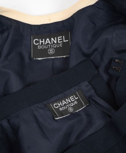 CHANEL Boutique
Tailleur veste et jupe marine...