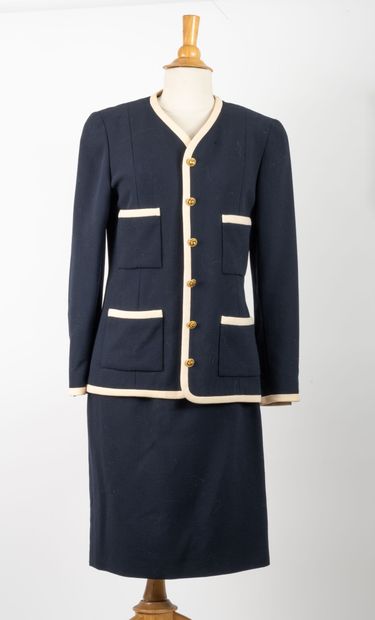 CHANEL Boutique
Tailleur veste et jupe marine...