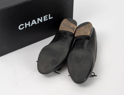 CHANEL 
Ballerines en cuir verni noir et...
