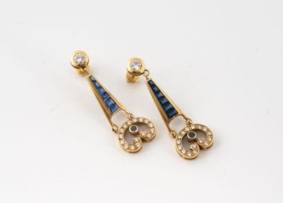 Paire de clous d'oreilles en or jaune (750)...