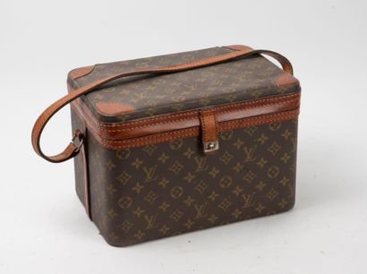 Louis VUITTON
Vanity case in Monogram canvas...