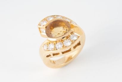 Importante bague en or jaune (750), centrée...