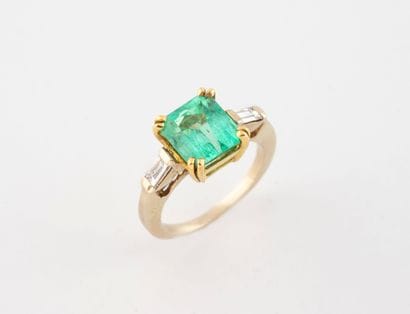 Bague en or jaune (750) centré d'une émeraude...