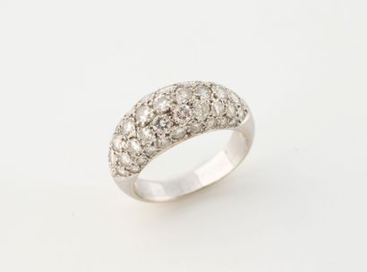 Bague jonc en or gris (750) ornée de petits...
