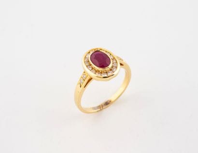 Bague marguerite ovale en or jaune (750)...