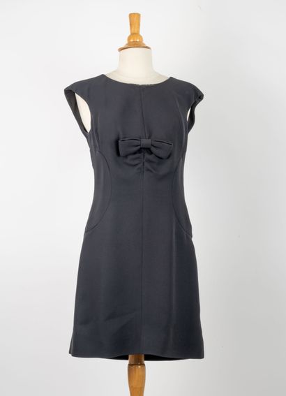 CHANEL 
Robe en soie noire sans manche avec...