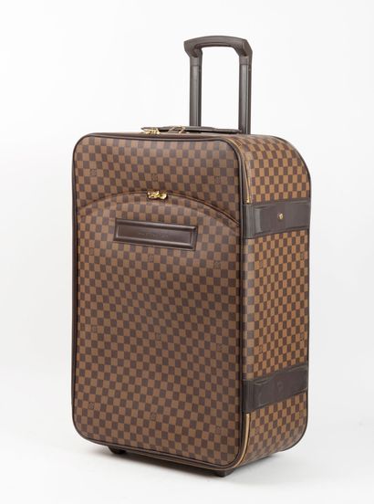 Louis VUITTON
Rolling suitcase in brown checkerboard...