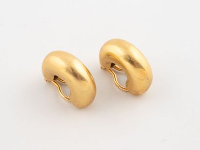 CHAUMET
Paire de créoles en or jaune (750)...