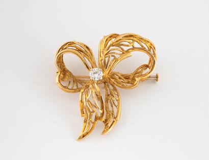 Broche noeud en or jaune (750) ajouré centrée...