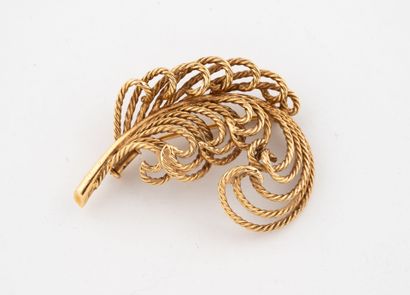 Broche plume stylisée en or jaune (750) à...