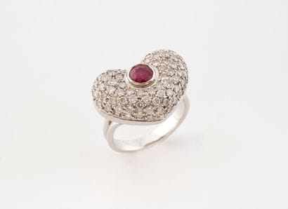Bague en or gris (750) avec un plateau en...