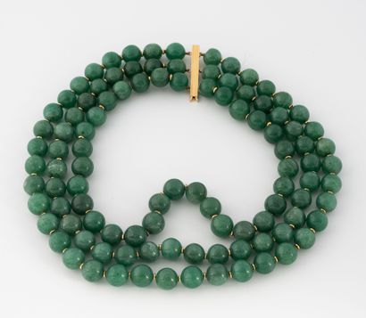 Collier ras de cou à trois rangs de billes...