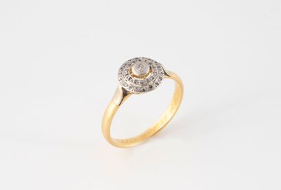 Bague en or jaune (750) et platine (850)...