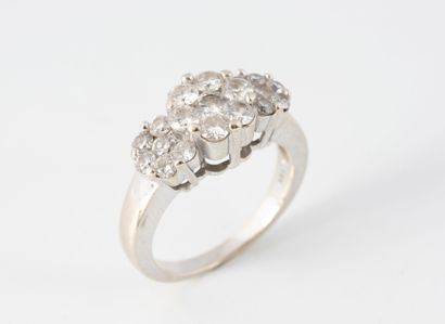 Bague en or gris (585) ornée de diamants...