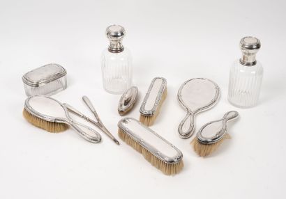 Garniture de toilette en argent (950) à décor...