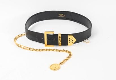 CHANEL
Ceinture en cuir noir, boucle rectangulaire...