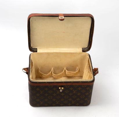 Louis VUITTON
Vanity case in Monogram canvas...