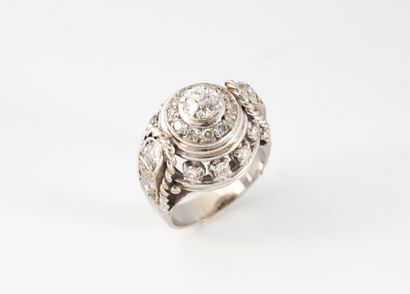 Bague dôme en or gris (750) et platine (850)...
