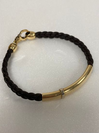 Bracelet en cuir tressé marron et or jaune...