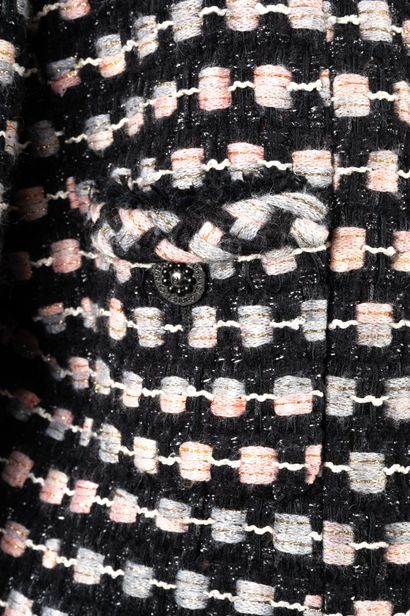 CHANEL, Paris 
Tailleur en tweed gris et...