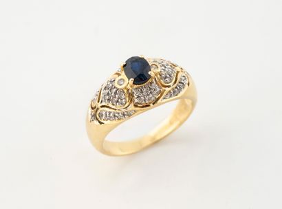Bague jonc en or jaune (750) centré d'un...