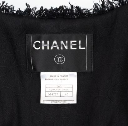 CHANEL, Paris 
Tailleur en tweed gris et...