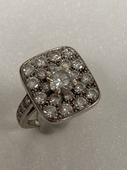 Jolie bague en or gris (750) à plateau rectangulaire...