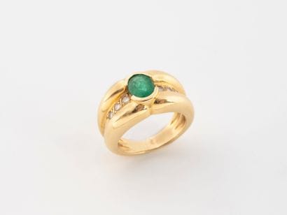 Bague jonc en or jaune (750) godronnée, centrée...