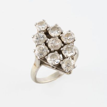 Bague en or gris (750) ornée de neuf diamants...