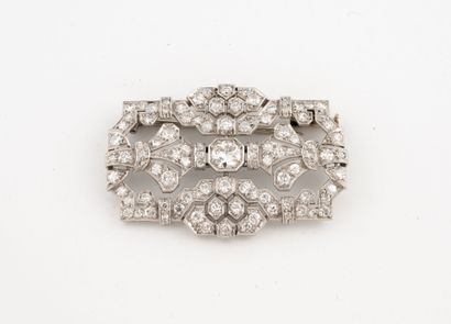 Broche plaque en or gris (750) ajouré orné...