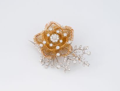 Broche fleur en or jaune (750) et platine...