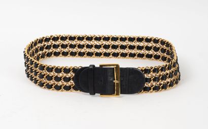 CHANEL
Large ceinture composée de trois chaînes...