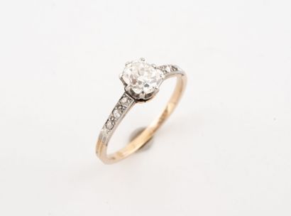 Bague en or jaune (750) et platine (850)...
