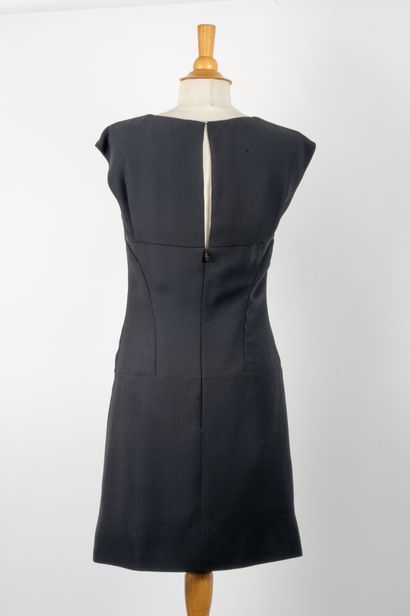 CHANEL 
Robe en soie noire sans manche avec...